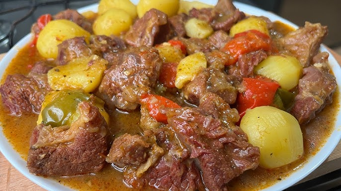 CARNE AO MOLHO COM BATATINHA